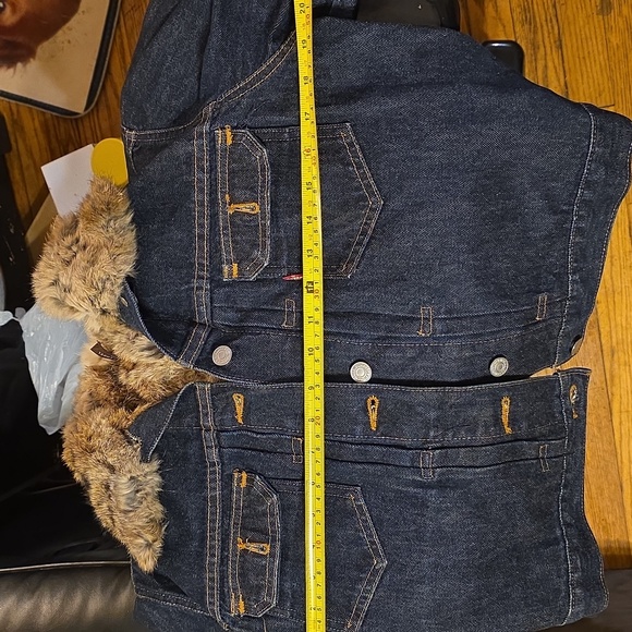 Denim Levis Jacket with Faux Fur Collar - Picture 8 of 8
